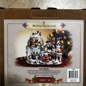 Grandeur Noel Musical Waterglobe